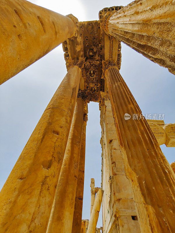 黎巴嫩阳光下的Baalbeck Temple柱的垂直低角度拍摄